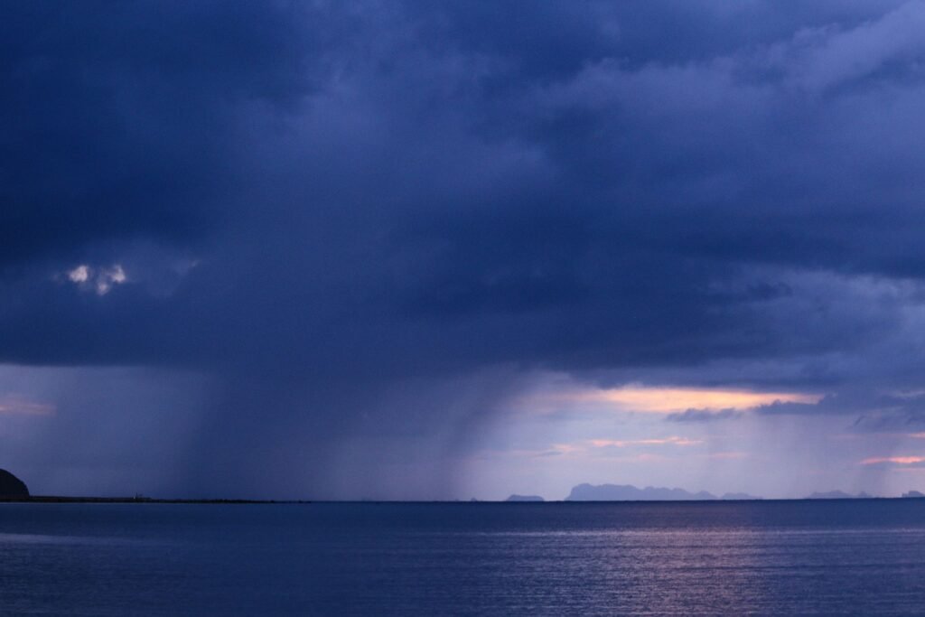Regenbui boven de oceaan