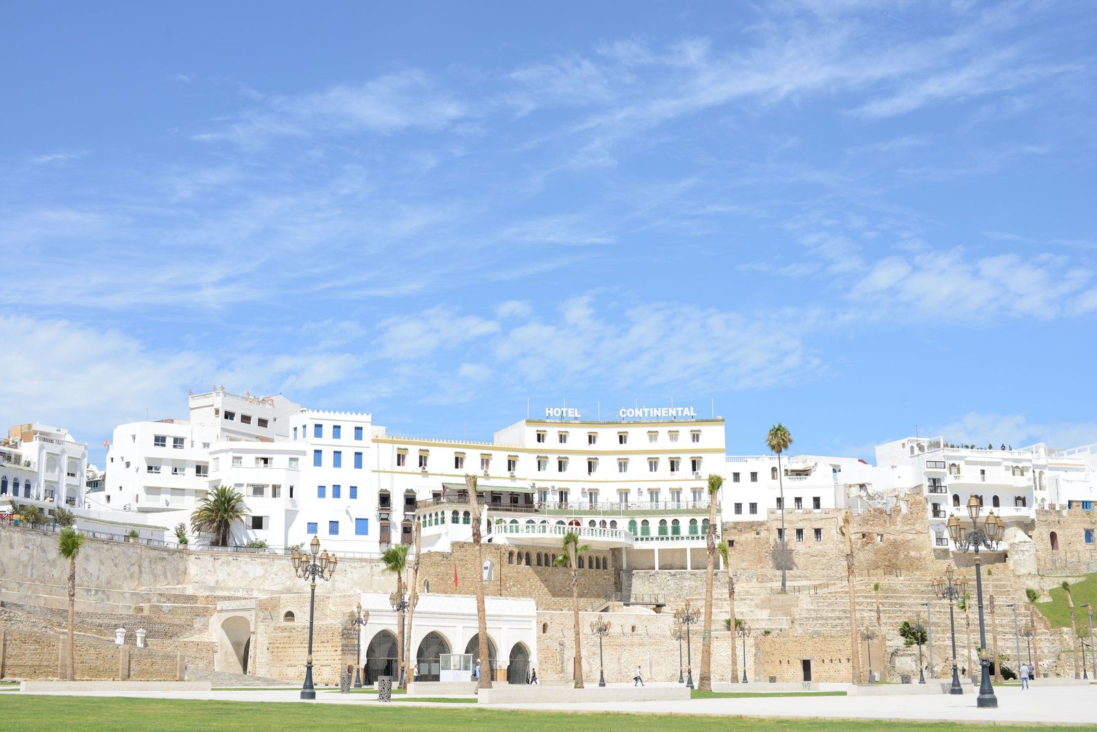 Witte huizen en muren van de kasbah van Tanger