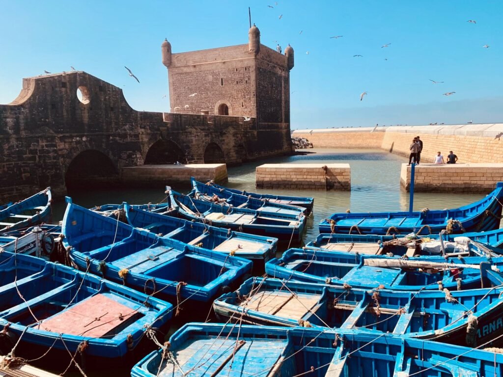Blauwe vissersboten bij het bastion van Essaouira
