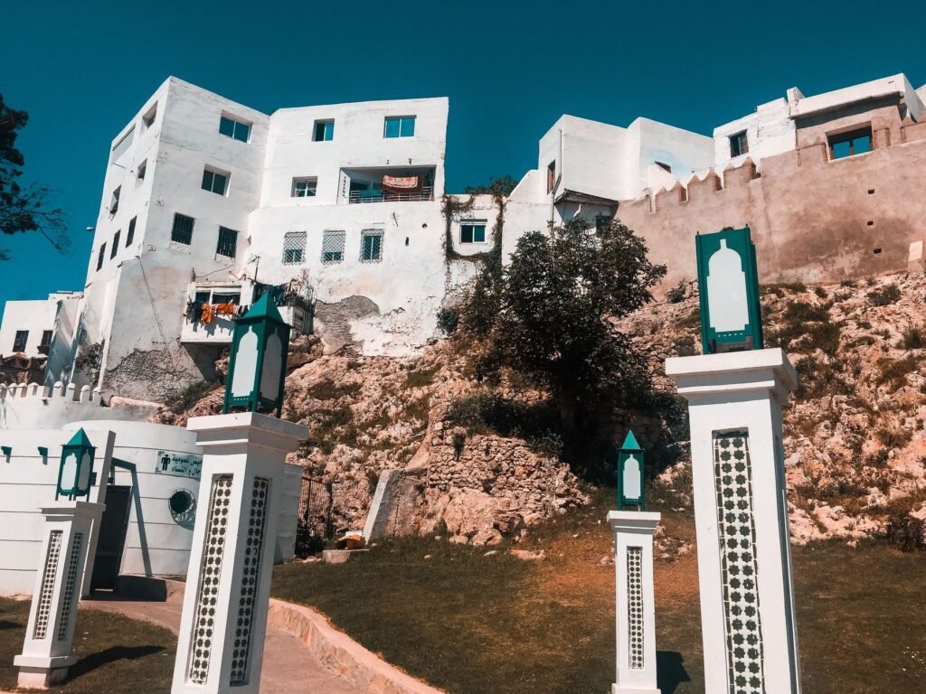 Witte huizen en lantaarns in Chefchaouen