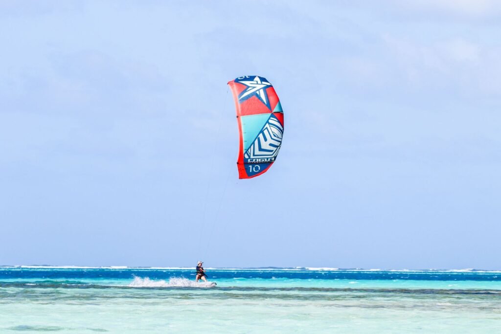 Kite boven de lagune aan de oostkust van Zanzibar