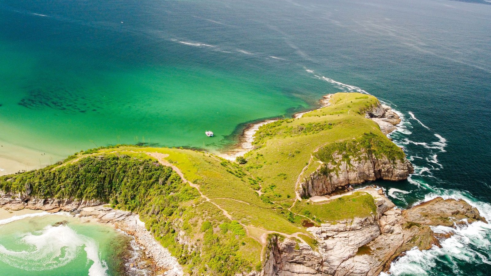 Groene kaap aan de kust van de Garden Route vanuit de lucht