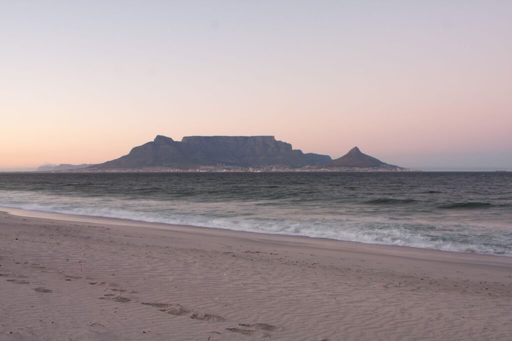 De Tafelberg gezien vanaf het strand bij zonsondergang