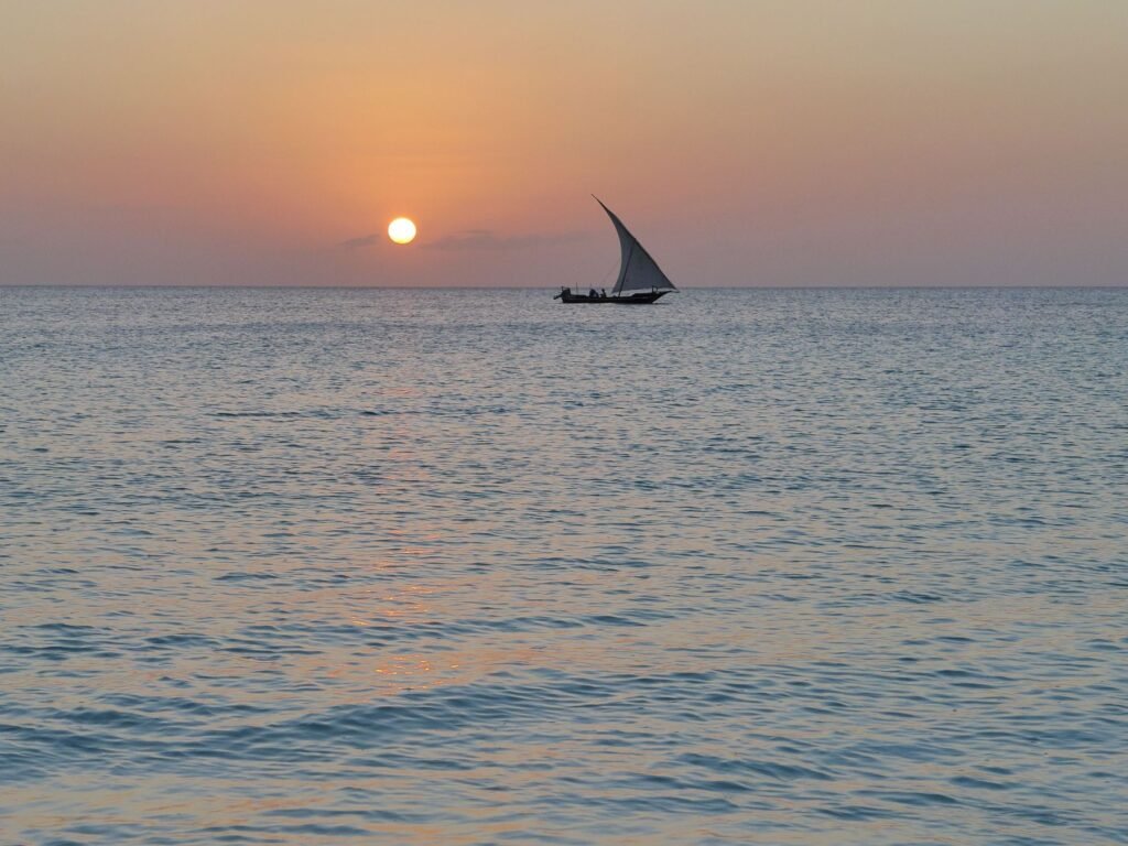 Dhow bij zonsondergang voor de kust van Zanzibar