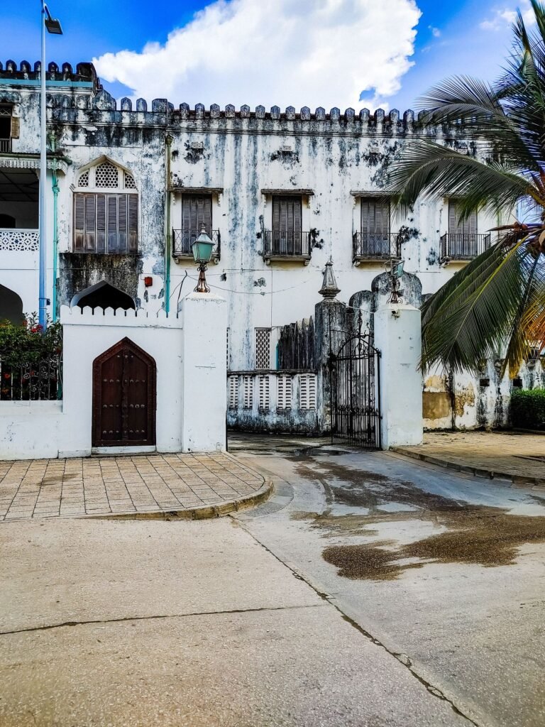 Wit gebouw met gesneden houten deur in Stone Town