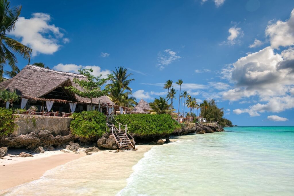 Rotsen en palmen op een strand van Zanzibar