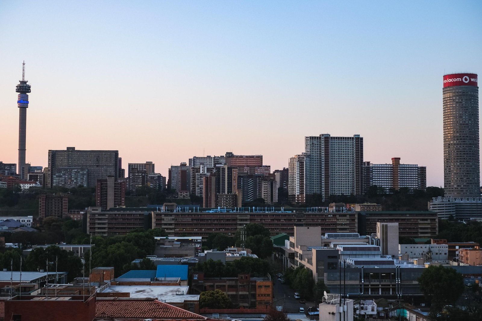 Skyline van Johannesburg bij zonsondergang