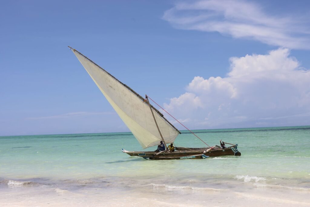 Dhow in ondiep turquoise water bij Zanzibar