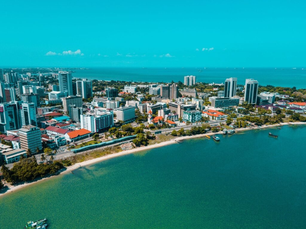 De kust en skyline van Dar es Salaam