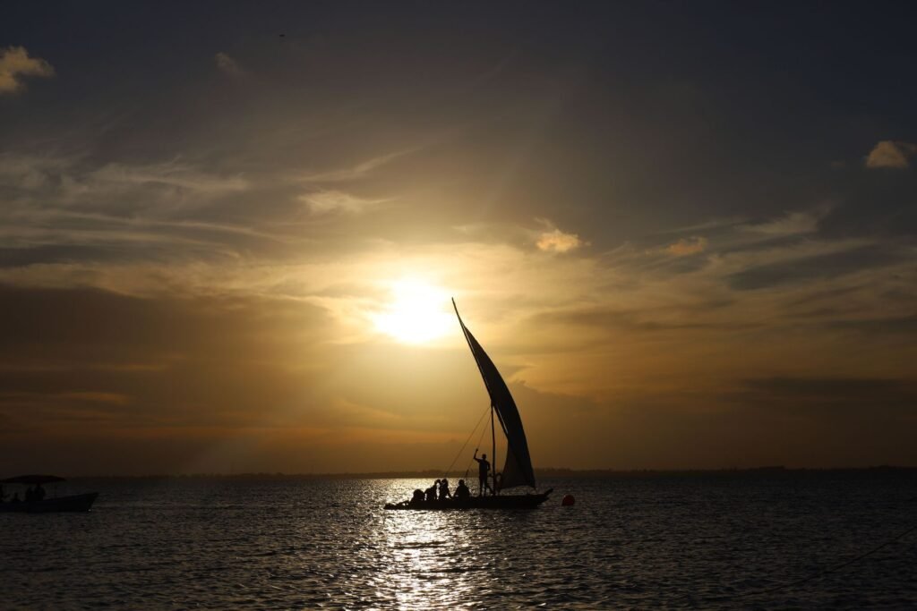 Dhow bij zonsondergang voor de kust van Zanzibar