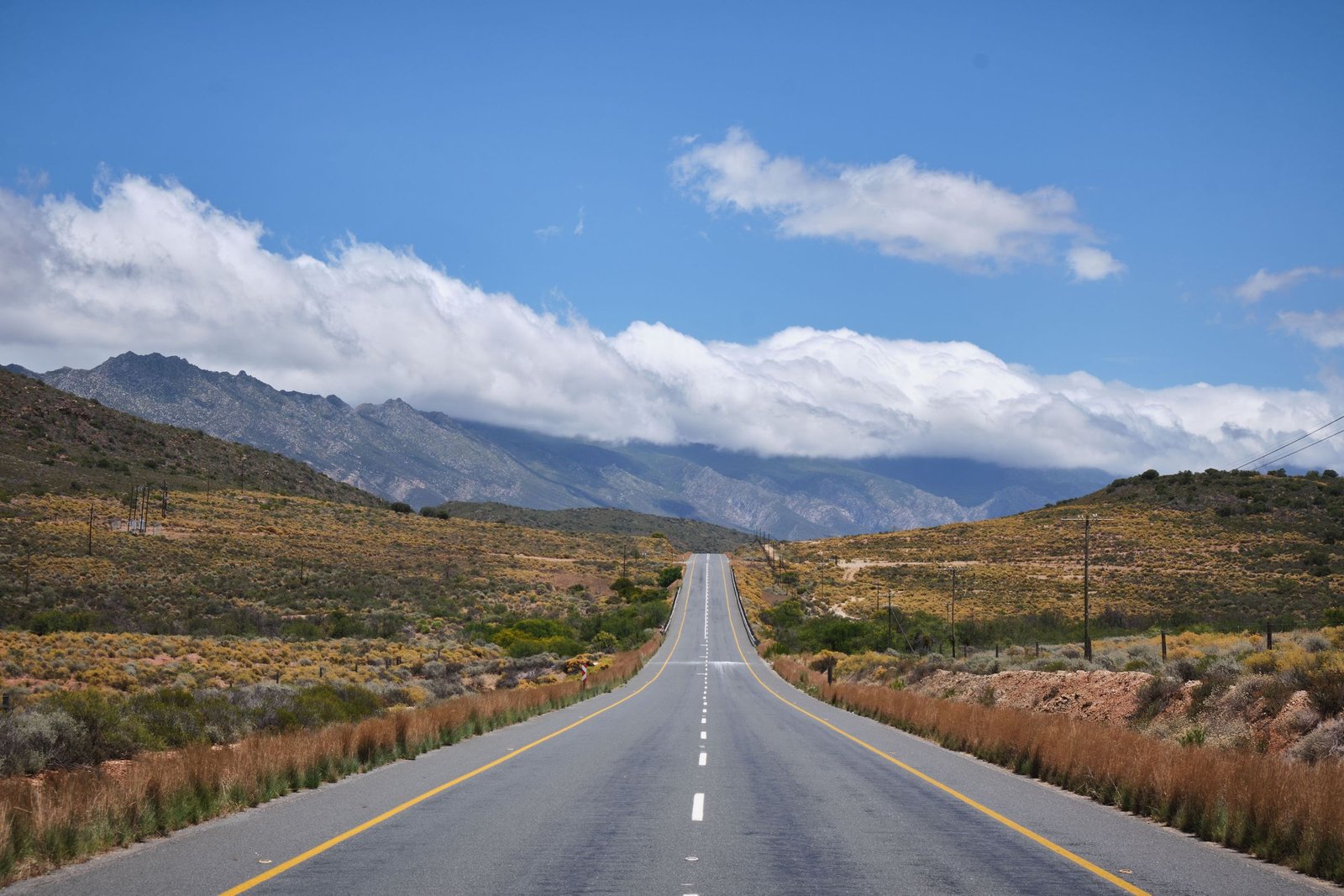 Lange weg door de bergen van Zuid-Afrika