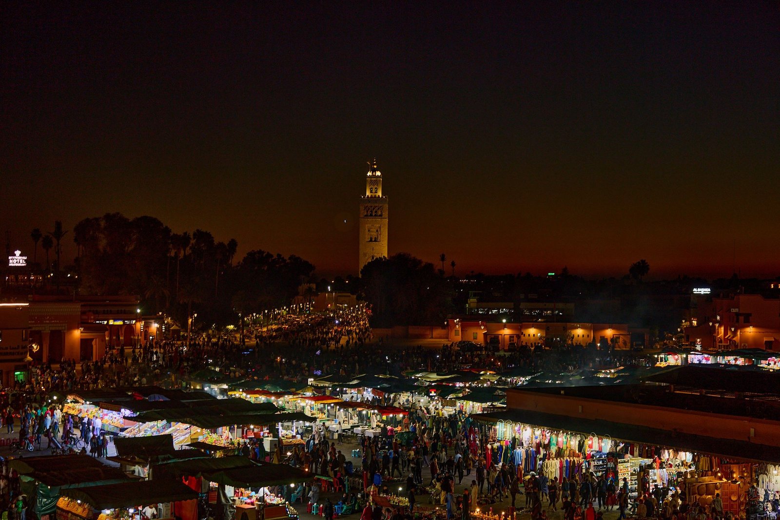 Djemaa el-Fna bij avond met de Koutoubia-moskee