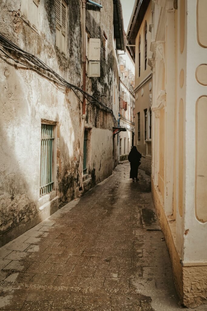 Steeg met balkons in Stone Town
