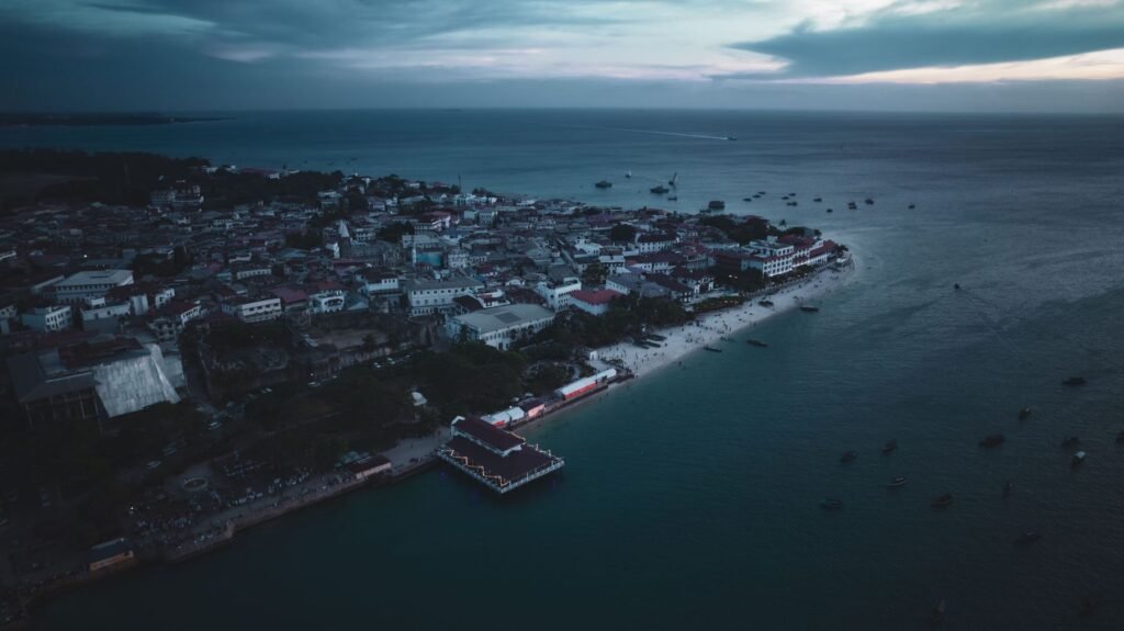 Stone Town en de zee bij avond vanuit de lucht
