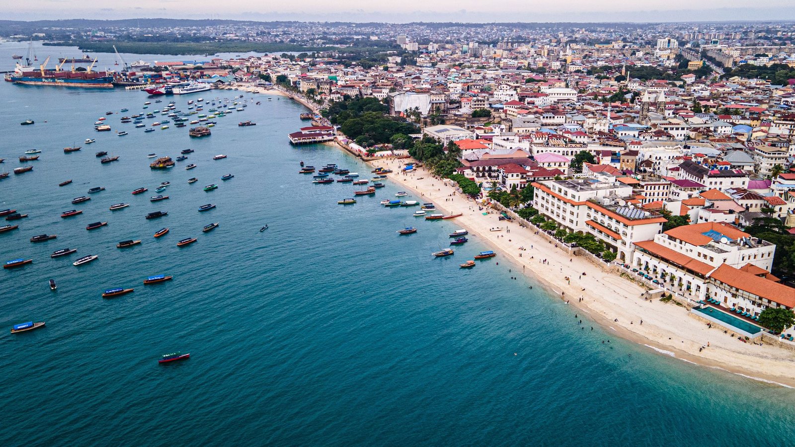 Het zeefront van Stone Town vanuit de lucht