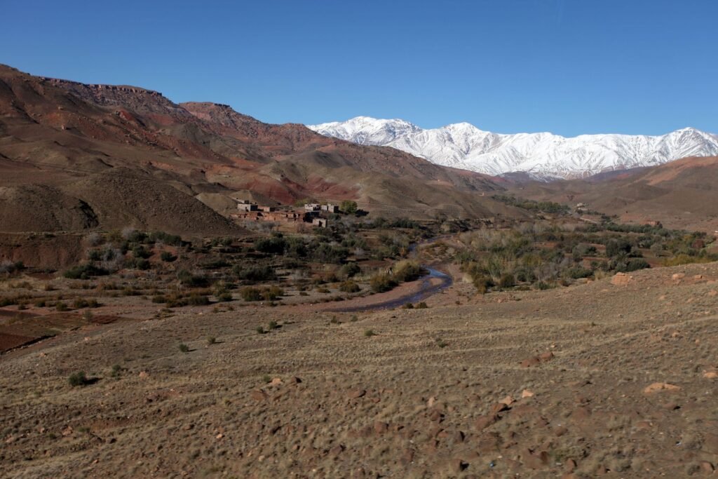 Bergdorp onder de sneeuw in de Hoge Atlas