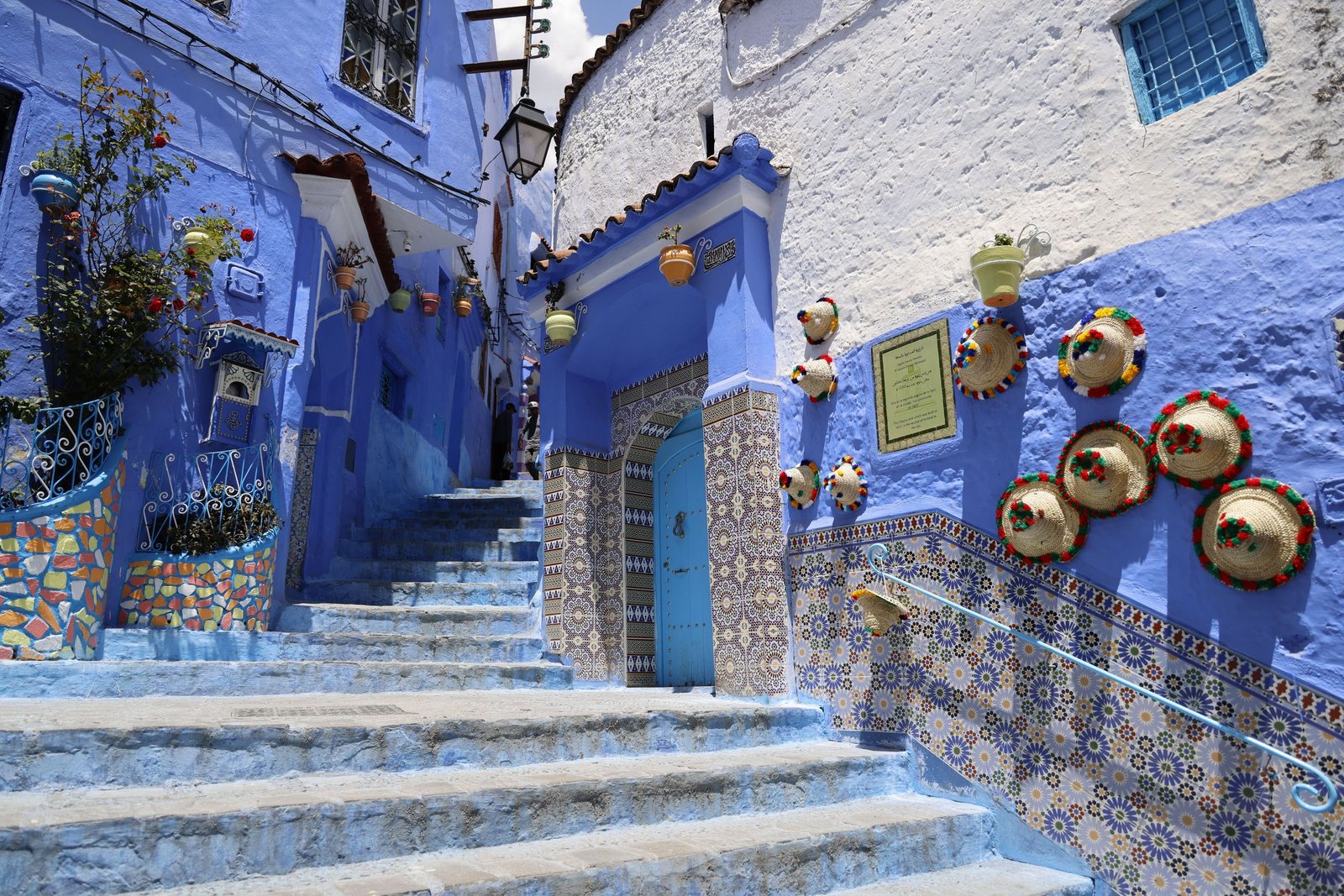 Blauwe trappen en tegels in Chefchaouen
