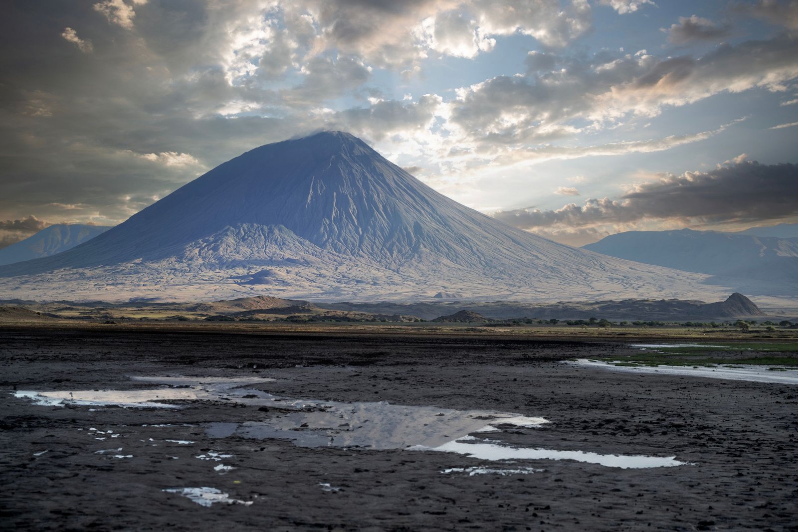 De vulkaan Ol Doinyo Lengai bij Lake Natron