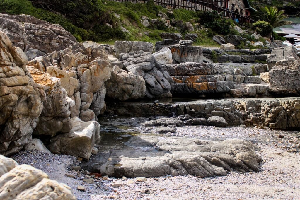 Rotsen langs het kustpad van Hermanus