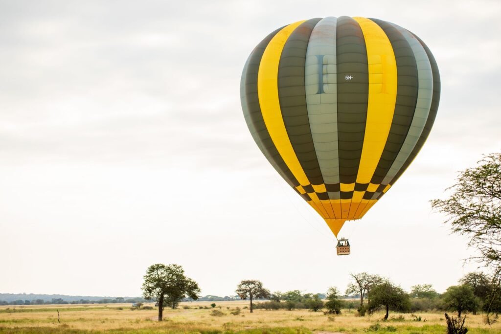 Heteluchtballon boven de savanne