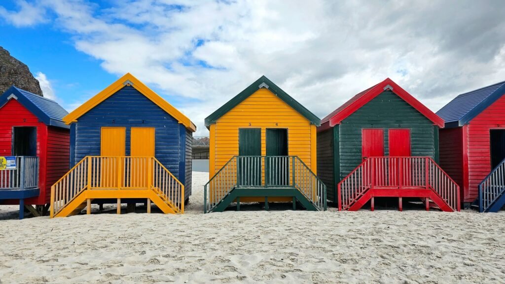 Gekleurde strandhuisjes op het strand van Muizenberg