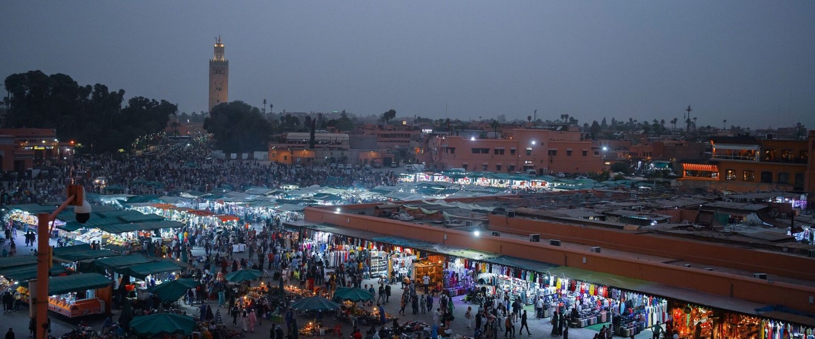 Djemaa el-Fna in Marrakech bij schemering