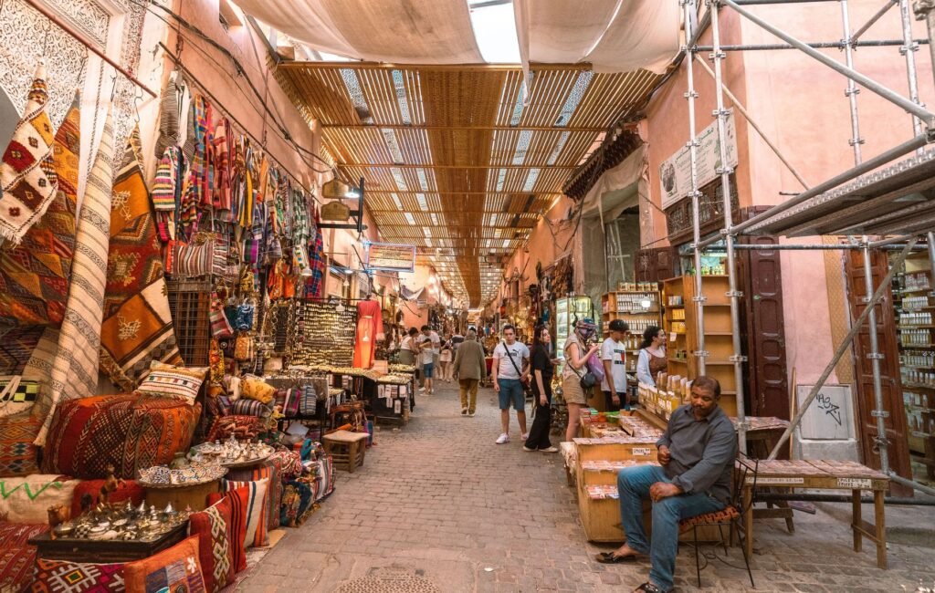 Overdekte souk met kleurrijke kramen in Marrakech