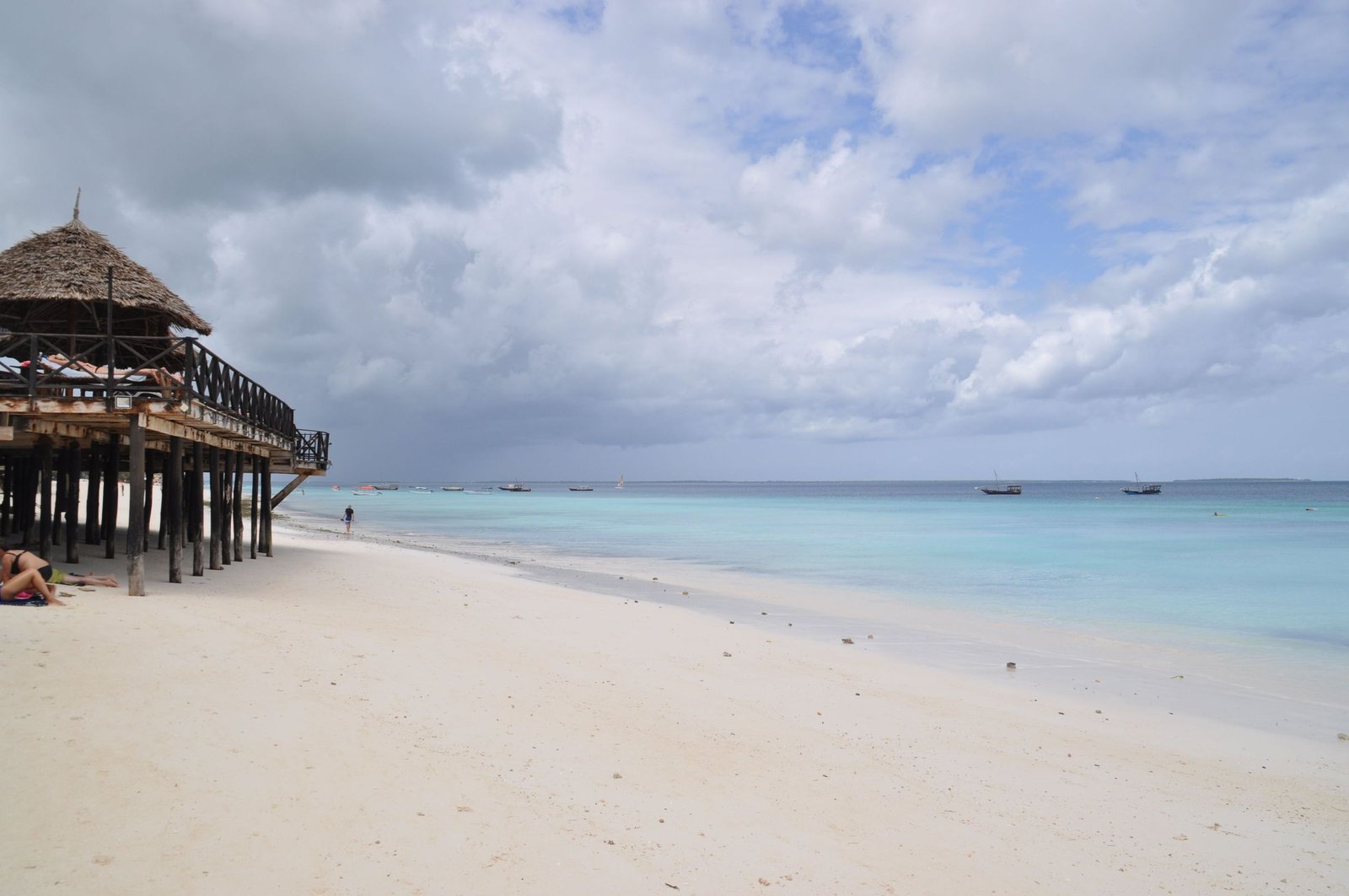 Wit strand van Kendwa op Zanzibar