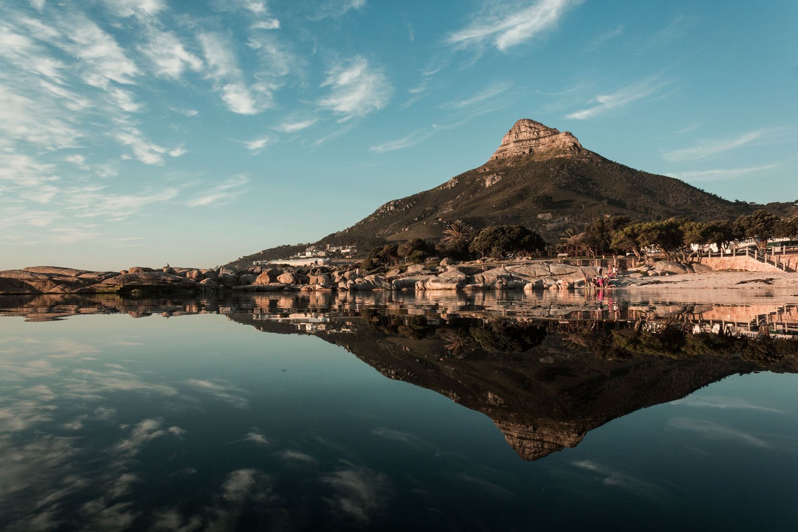 Lion’s Head weerspiegeld in het water bij Kaapstad