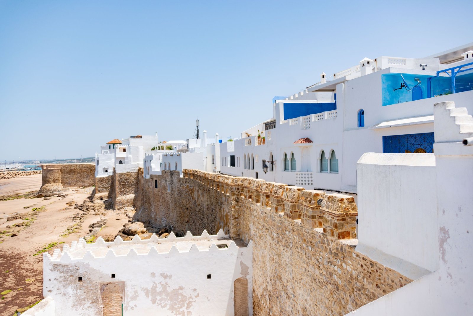 Witte huizen en stadsmuur aan zee in Essaouira