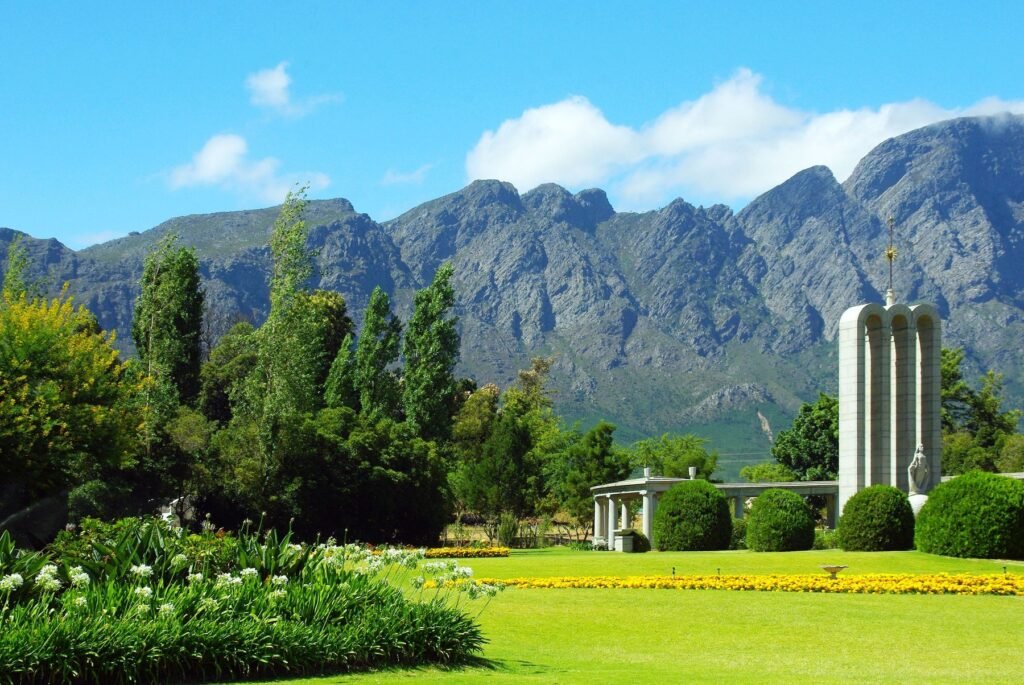 Het Hugenotenmonument in Franschhoek met de bergen erachter