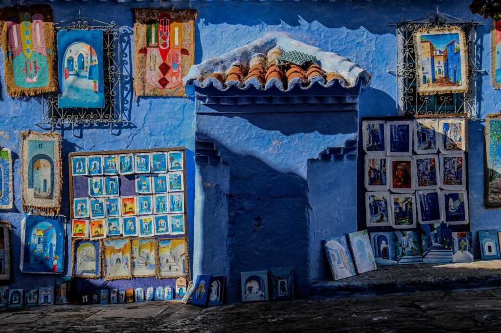 Blauwe gevel met schilderijen in Chefchaouen
