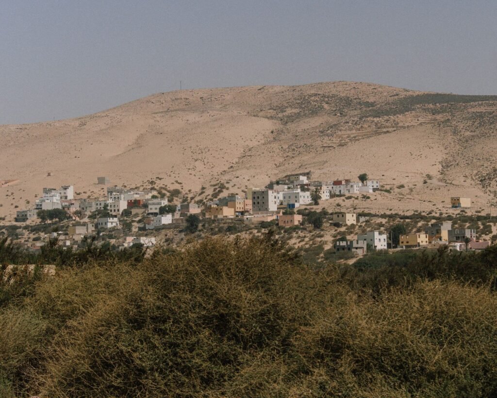 Dorp op een heuvel aan de surfkust bij Agadir