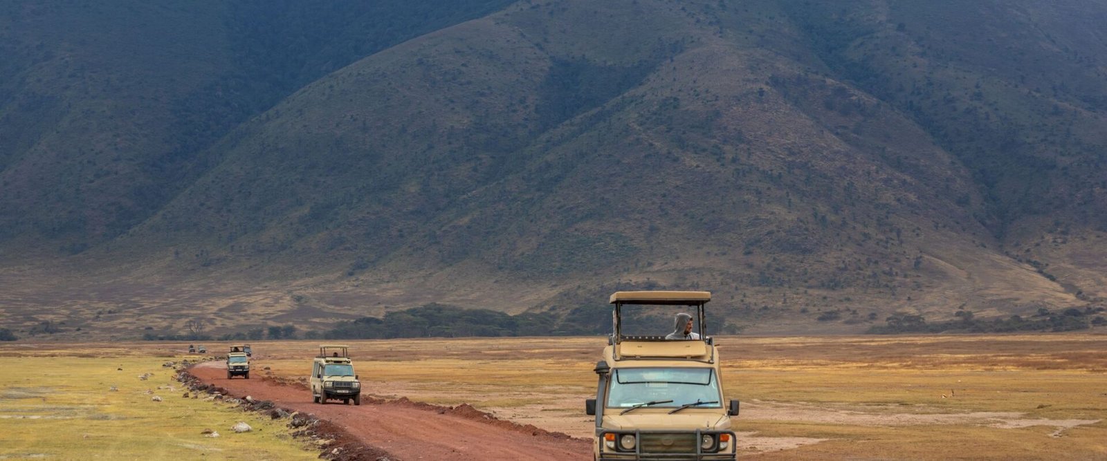 Safariauto’s op een weg in de Ngorongoro-krater
