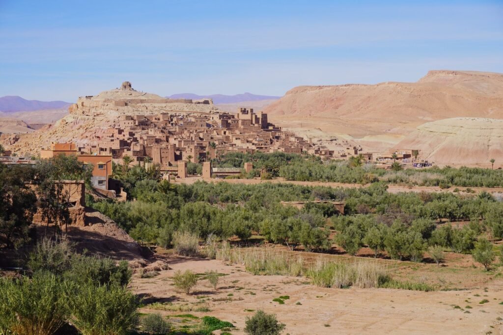 Groene vallei met Aït Benhaddou in de verte