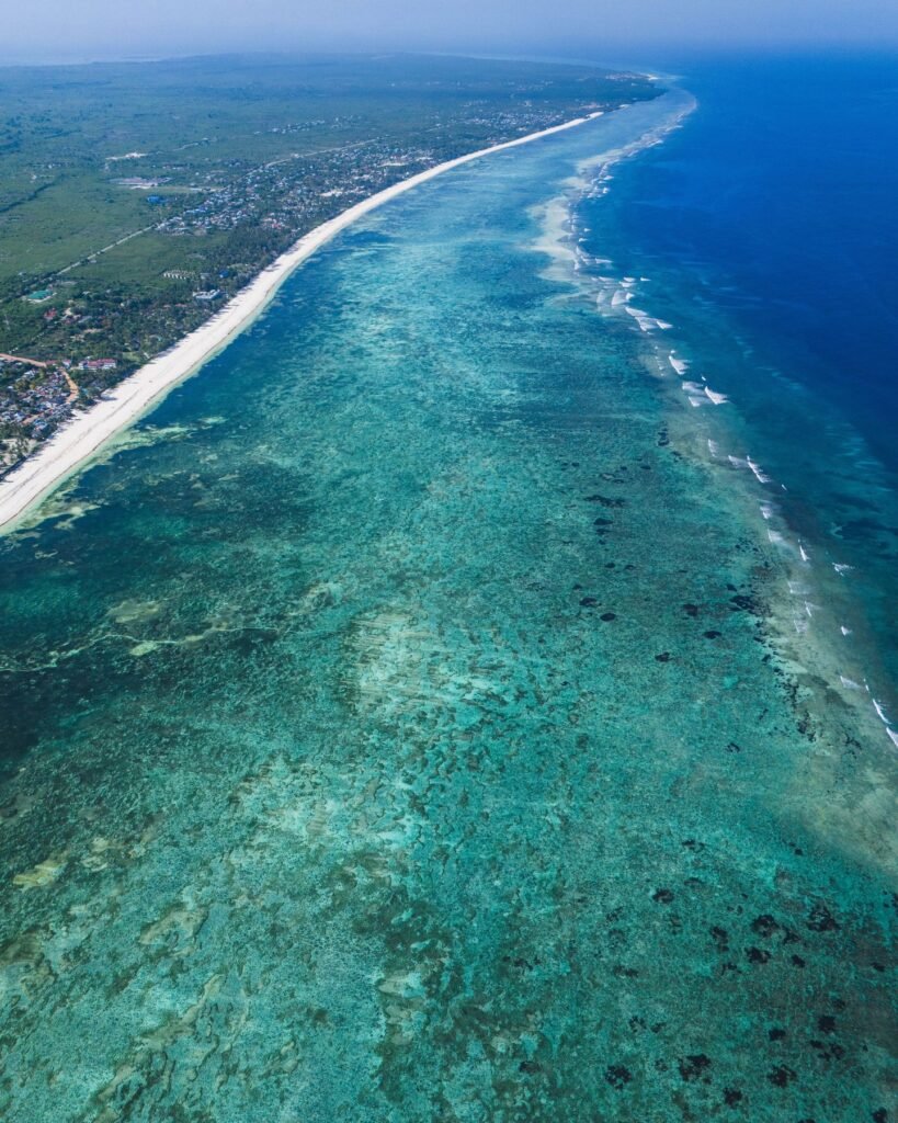 Het rif voor de oostkust van Zanzibar vanuit de lucht