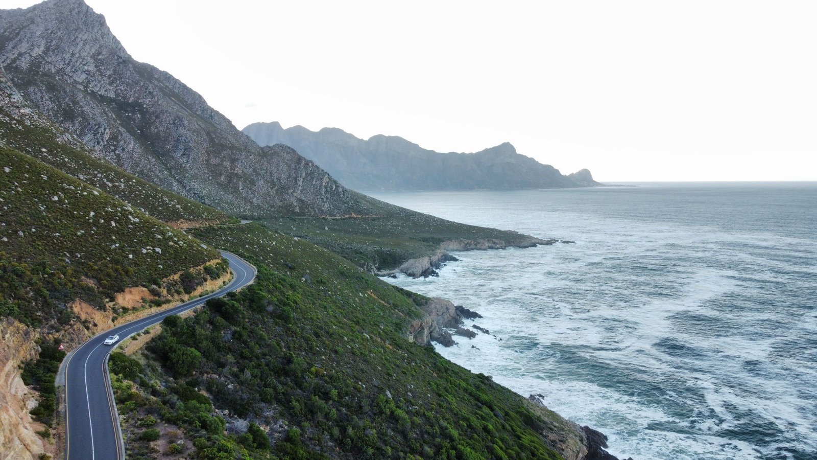 Kustweg langs de oceaan in Zuid-Afrika vanuit de lucht