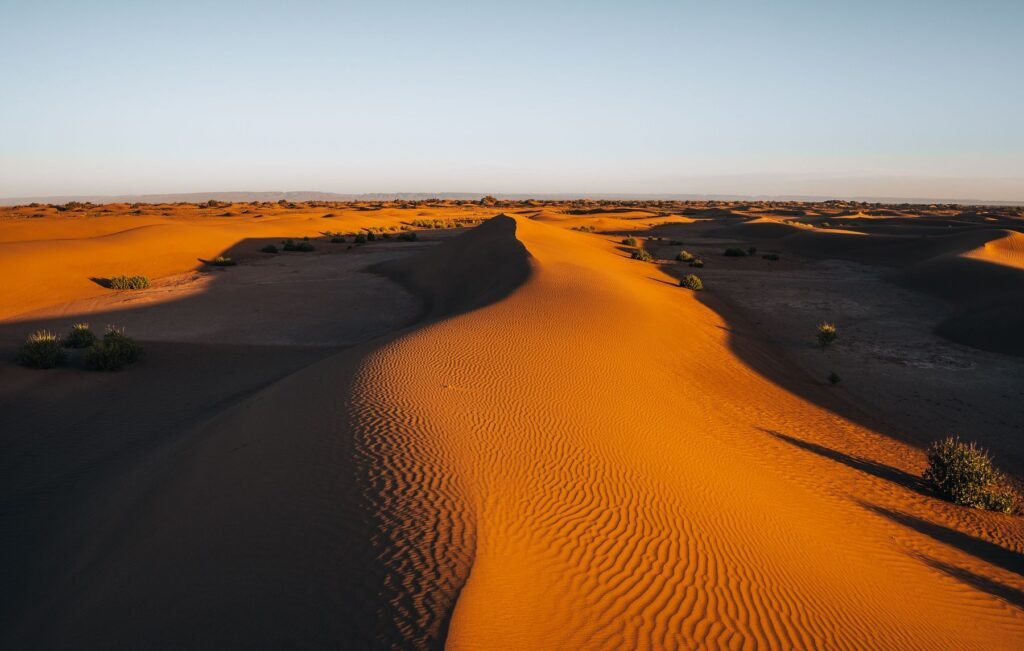Duinrug in het avondlicht in de Sahara