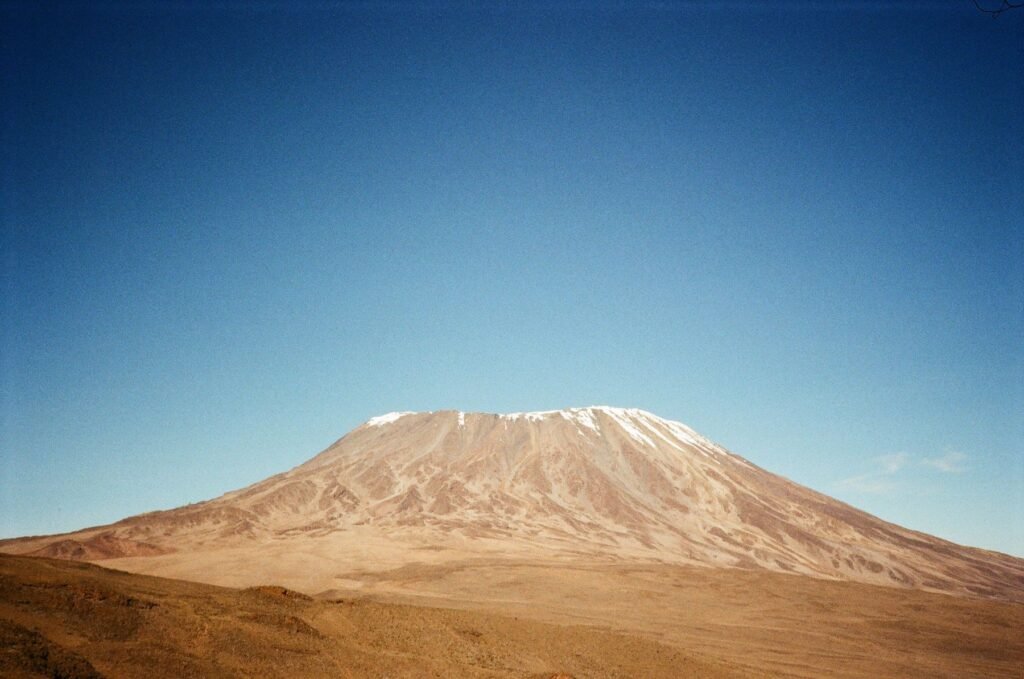 De top van de Kilimanjaro met sneeuw