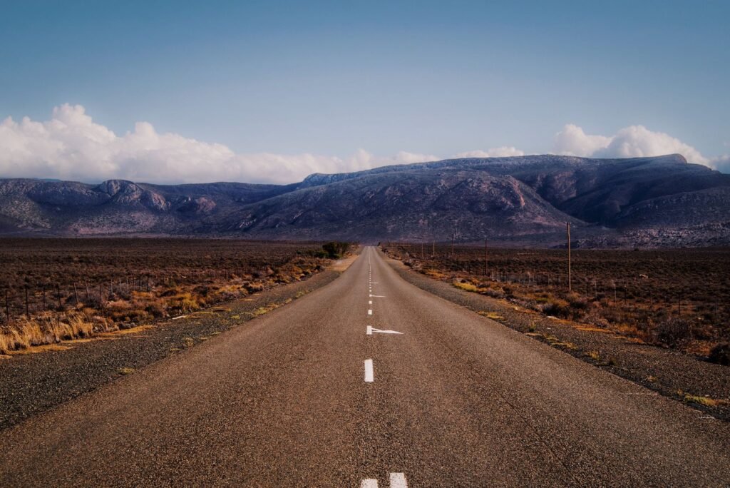 Lange weg door de bergen in Zuid-Afrika