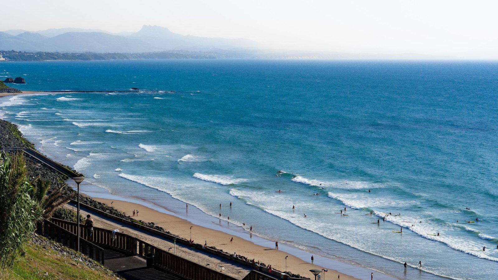 Lang strand van Plettenberg Bay aan de Indische Oceaan