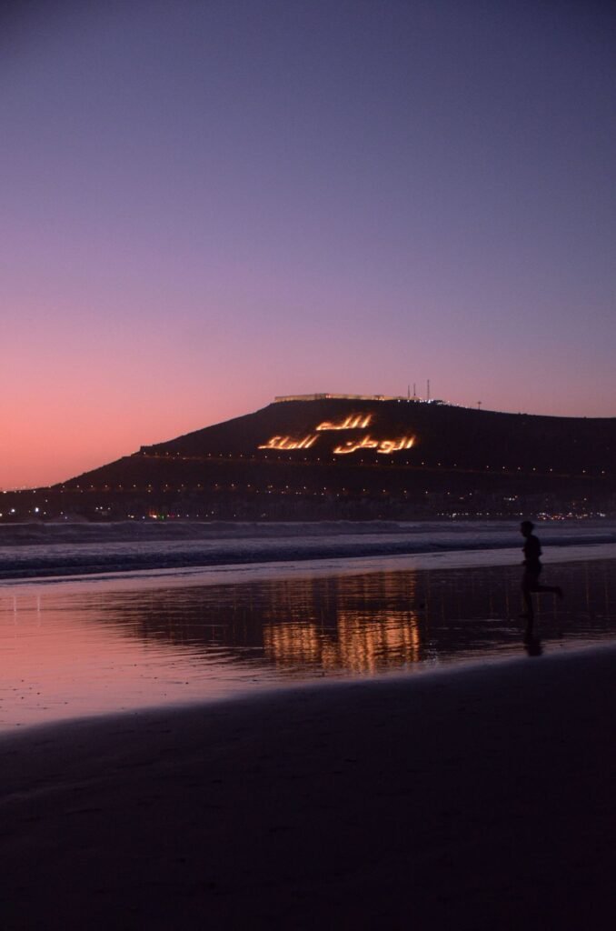 De heuvel van de Kasbah Oufella in Agadir bij avond