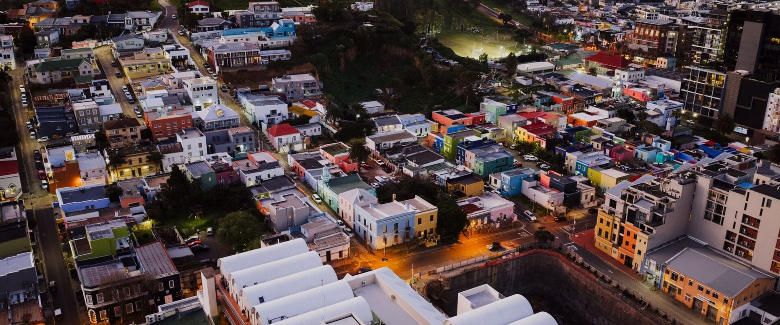 Bo-Kaap en het centrum van Kaapstad bij avond vanuit de lucht