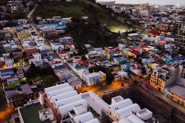 Bo-Kaap en het centrum van Kaapstad bij avond vanuit de lucht