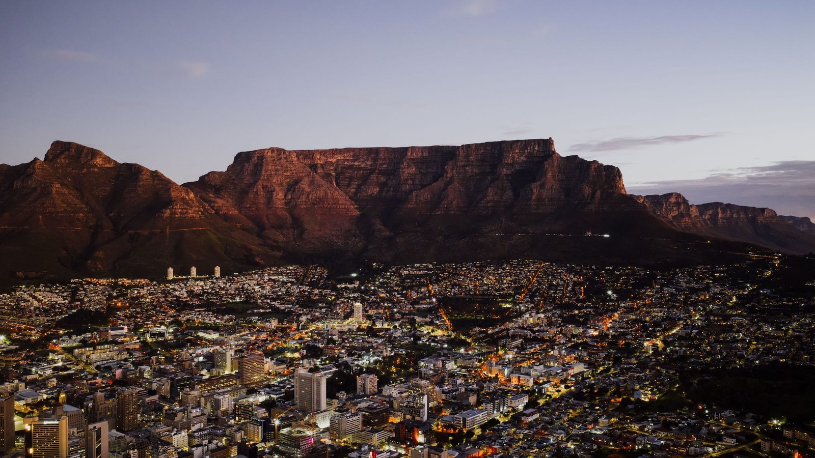 De Tafelberg in avondlicht boven Kaapstad