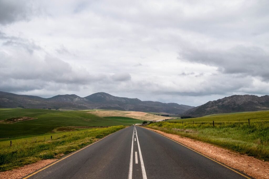 Asfaltweg door groene heuvels in Zuid-Afrika