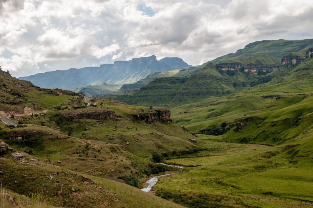 Groene vallei met een rivier in de Drakensbergen