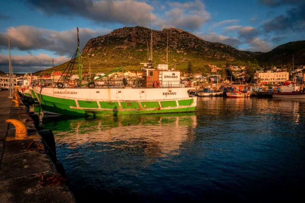 Vissersboten in de haven van Kalk Bay bij Kaapstad