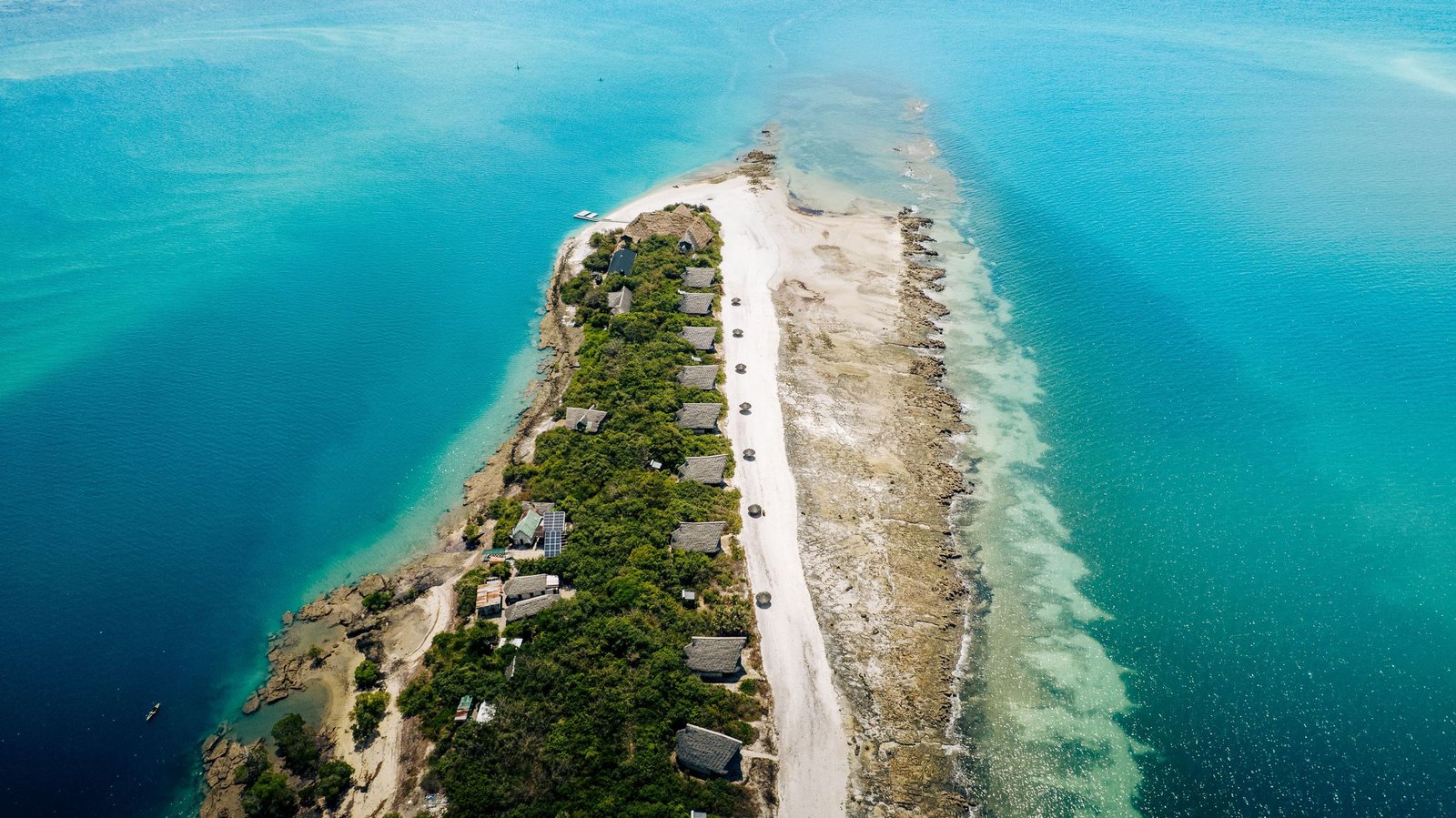 Smal schiereiland met strand aan de kust van Zanzibar vanuit de lucht