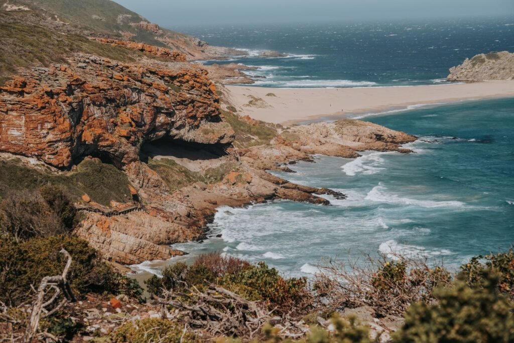 Kliffen en strand op het schiereiland Robberg